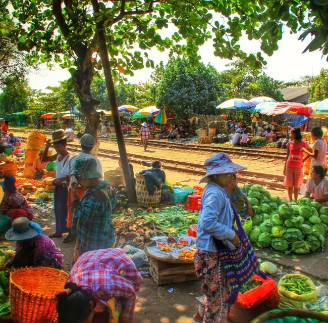 yangon zugfahrt menschen am markt